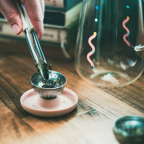 Get the Pong's OHTEAVOR POT is a hand-blown borosilicate glass tea and coffee pot. It features a patent-pending swirling design, a water level indicator, temperature control, and a silicone lid.