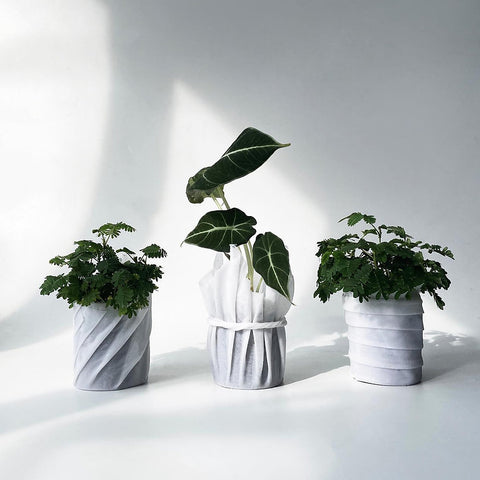 Get The Pong transforms old shirts into decorative resin vases or nutrient-rich planting soil through creative recycling.