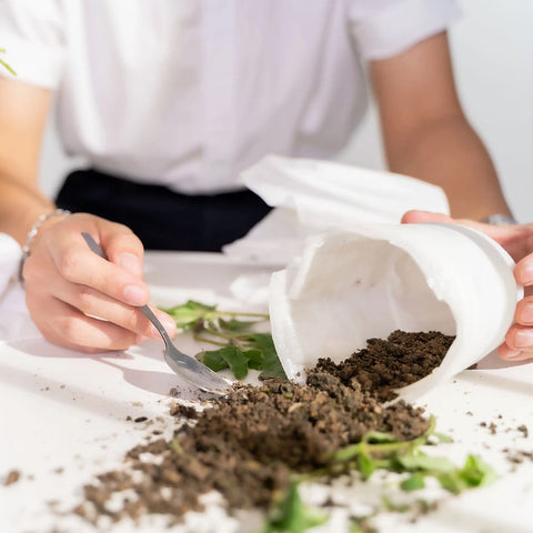 Get The Pong transforms old shirts into decorative resin vases or nutrient-rich planting soil through creative recycling.