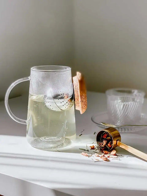 Get the Pong's OH!T CUP is a magnetic tea infuser mug made of hand-blown borosilicate glass.