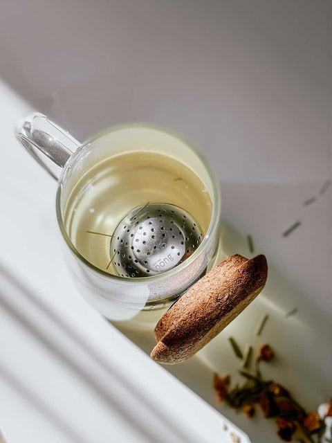 Get the Pong's OH!T CUP is a magnetic tea infuser mug made of hand-blown borosilicate glass.