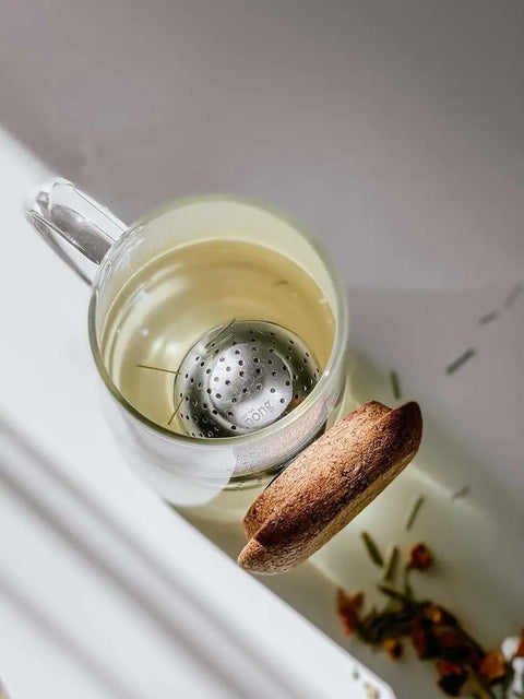 Get the Pong's OH!T CUP is a magnetic tea infuser mug made of hand-blown borosilicate glass.