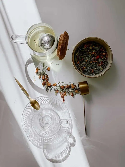 Get the Pong's OH!T CUP is a magnetic tea infuser mug made of hand-blown borosilicate glass.